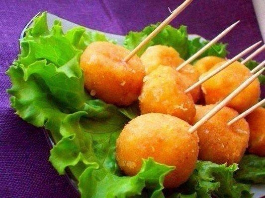 Вкусные сырные шарики жареные с чесноком Вкусные сырные шарики жареные с чесноком