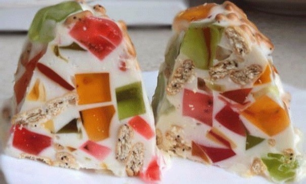 Очень яркий и жизнерадостный торт "Куча мусора" Очень яркий и жизнерадостный торт "Куча мусора"