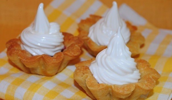 Песочные корзиночки с белковым кремом Песочные корзиночки с белковым кремом