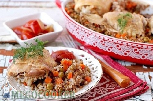 Гречневая каша с курицей и овощами под фольгой Гречневая каша с курицей и овощами под фольгой