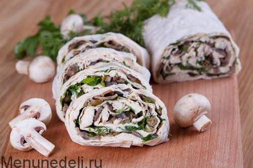 Рулетики из лаваша с грибами и курицей