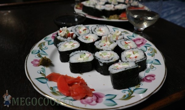 Роллы с огурцом, крабовыми палочками и плавленым сыром