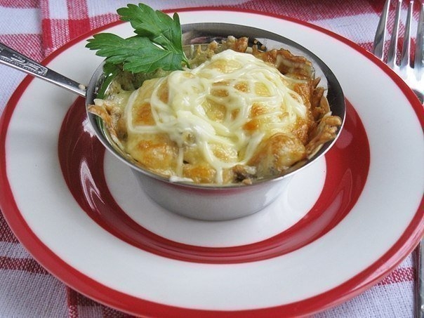 ВКУСНЫЙ ЖЮЛЬЕН С ГРИБАМИ И КУРОЧКОЙ ВКУСНЫЙ ЖЮЛЬЕН С ГРИБАМИ И КУРОЧКОЙ