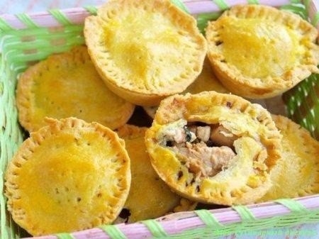 Закрытые тарталетки с курицей, грибами и шпинатом Закрытые тарталетки с курицей, грибами и шпинатом