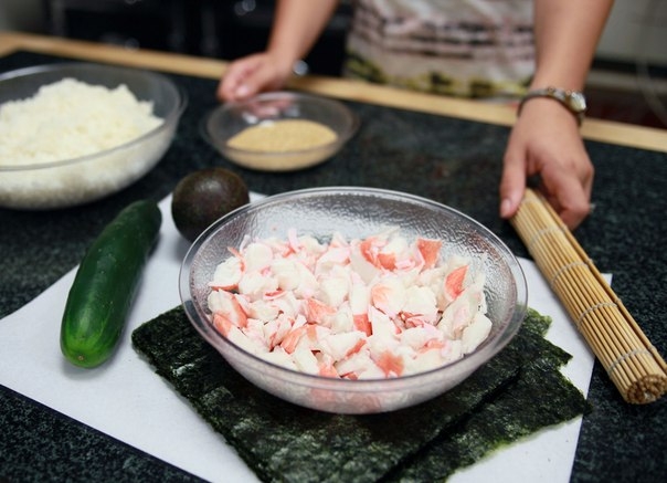 "Домашний" ролл с авокадо и крабовым мясом.