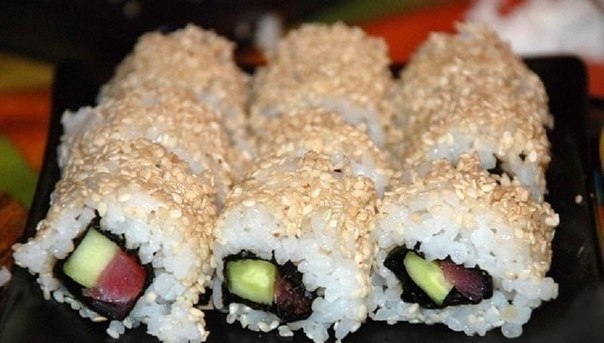 Как приготовить роллы урамаки с тунцом.