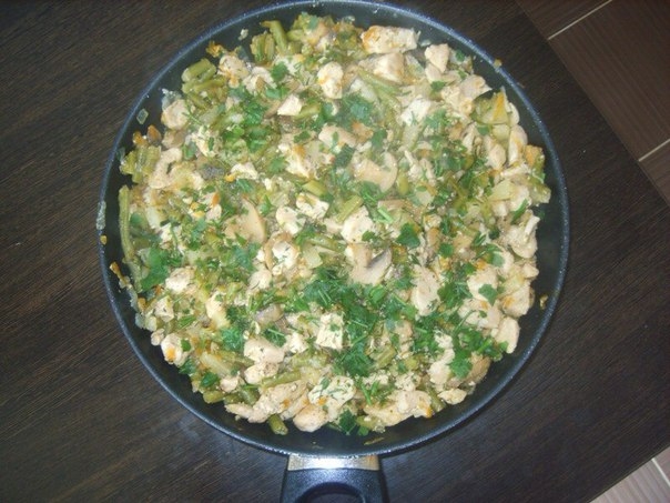 Куриное филе с зелёной фасолью, ананасами и грибами. Куриное филе с зелёной фасолью, ананасами и грибами.