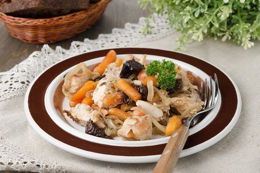 Запеченные куриные грудки с морковью, луком и черносливом. Запеченные куриные грудки с морковью, луком и черносливом.