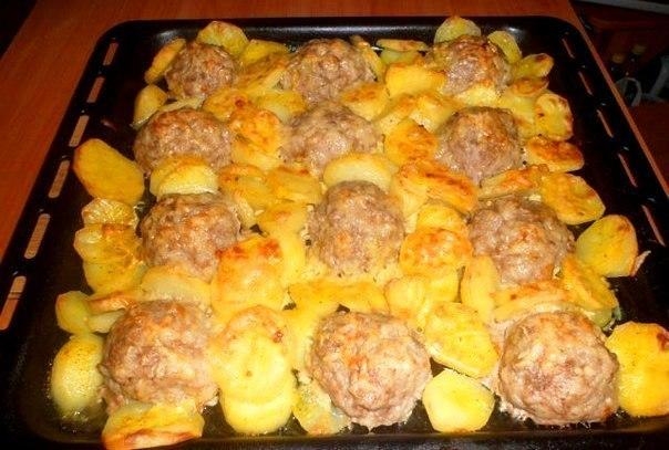 Рецепт: Мясные "ёжики" с картошкой под сыром. Рецепт: Мясные "ёжики" с картошкой под сыром.
