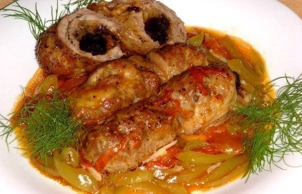 Рецепт: Мясные рулетики с черносливом и овощами. Рецепт: Мясные рулетики с черносливом и овощами.