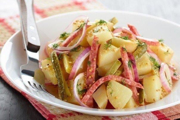 Рецепт: Картофельный салат с луком и салями Рецепт: Картофельный салат с луком и салями