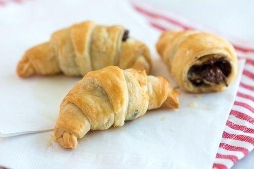 Рецепт: БЫСТРЫЕ КРУАССАНЫ С ШОКОЛАДОМ Рецепт: БЫСТРЫЕ КРУАССАНЫ С ШОКОЛАДОМ