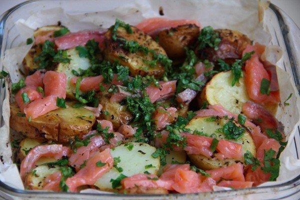 Рецепт: Картошечка по-деревенски с красной рыбкой Рецепт: Картошечка по-деревенски с красной рыбкой