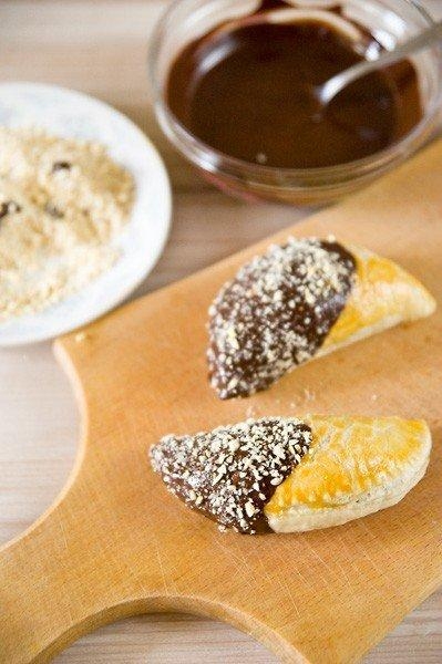 Рецепт: Воздушных слоек с шоколадом, пралине из фундука и вафельной крошкой Рецепт: Воздушных слоек с шоколадом, пралине из фундука и вафельной крошкой