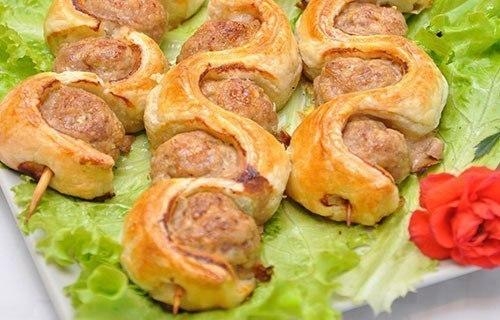 Рецепт: Шашлычки со слоёным тестом на шпажках Рецепт: Шашлычки со слоёным тестом на шпажках