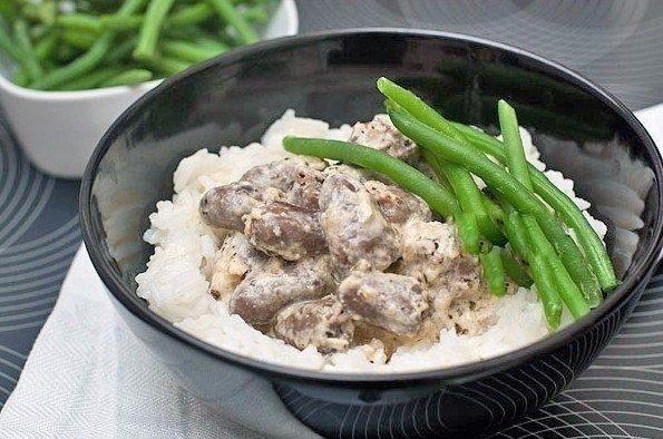 Рецепт: Куриные сердечки, тушеные в сметане Рецепт: Куриные сердечки, тушеные в сметане
