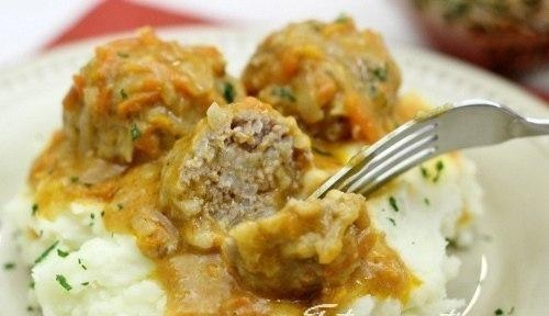 Рецепт: Тефтели с рисом и сливочной подливкой в духовке Рецепт: Тефтели с рисом и сливочной подливкой в духовке