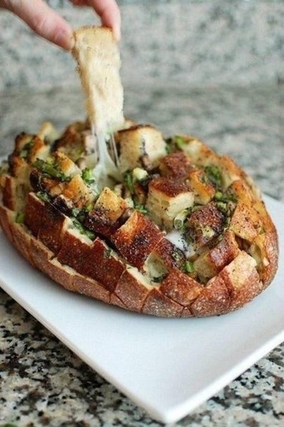 Рецепт: Закуска - что надо! Сырный хлеб. Рецепт: Закуска - что надо! Сырный хлеб.