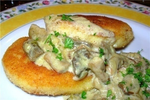 Рецепт: Картофельные котлеты с грибной подливкой Рецепт: Картофельные котлеты с грибной подливкой