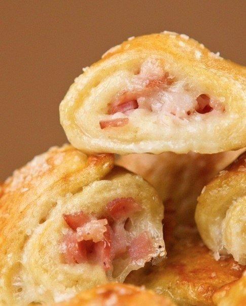 Рецепт: Слойки с ветчиной и моцареллой Рецепт: Слойки с ветчиной и моцареллой