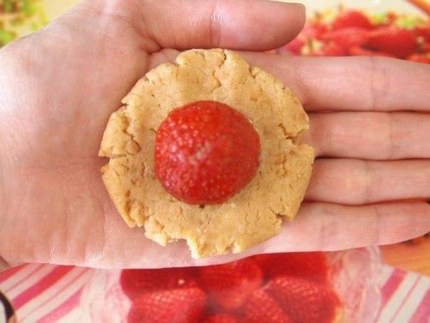 Рецепт: ДЕСЕРТНЫЕ ШАРИКИ С КЛУБНИКОЙ Рецепт: ДЕСЕРТНЫЕ ШАРИКИ С КЛУБНИКОЙ