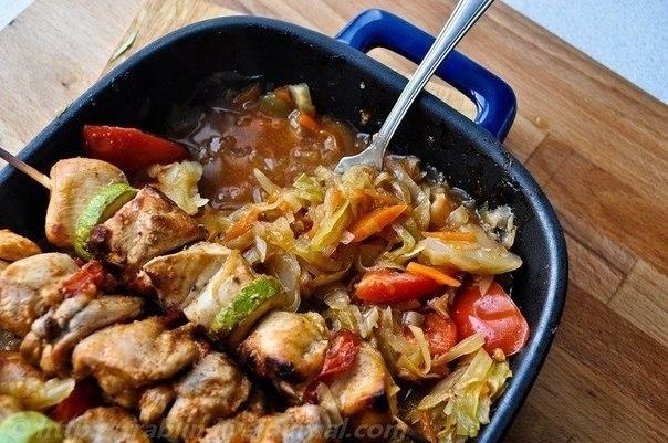 Рецепт: Шашлык куриный, приготовленный в духовке вместе с гарниром