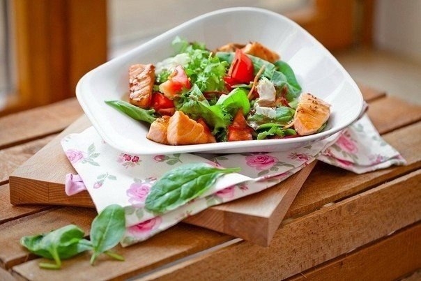 Рецепт: Салат с кусочками семги Рецепт: Салат с кусочками семги