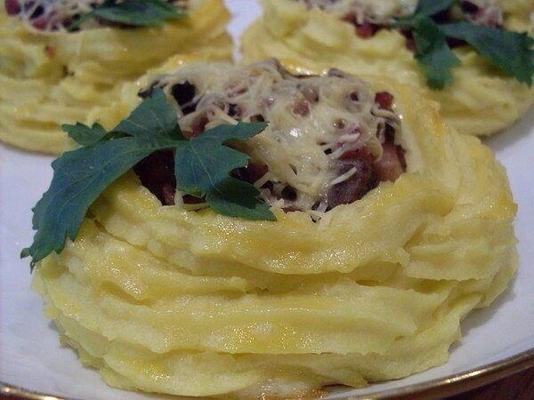 Рецепт: Картофельные корзинки с грибами и ветчиной Рецепт: Картофельные корзинки с грибами и ветчиной