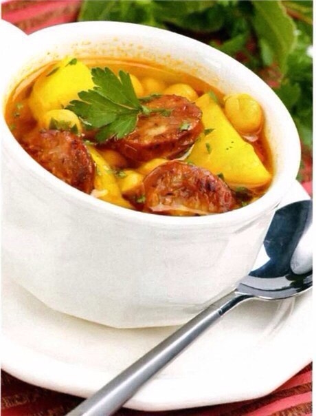 Рецепт: Томатный суп с охотничьими колбасками и фасолью