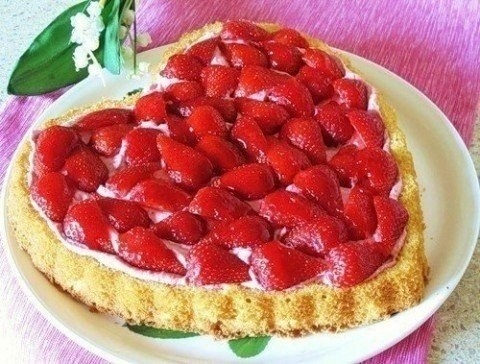 Рецепт: Торт "Сердце" с клубникой