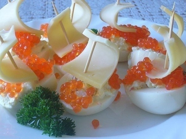 Рецепт: Кораблики из яиц с икрой. Рецепт: Кораблики из яиц с икрой.