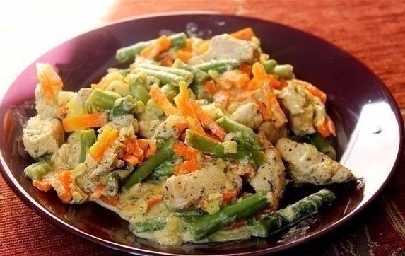 Рецепт: Курица со стручковой фасолью и овощами в сливочном соусе Рецепт: Курица со стручковой фасолью и овощами в сливочном соусе