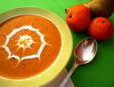 Рецепт: Тыквенный суп-пюре с острой пастой карри и соусом бальзамик