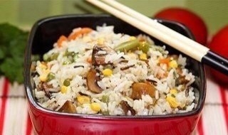 Рецепт: Невероятно вкусный рис с овощами и грибами