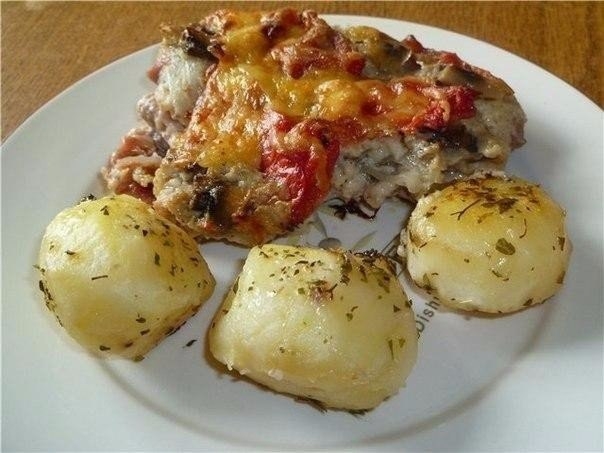 Рецепт: Свинина, запеченная с овощами под соусом бешамель
