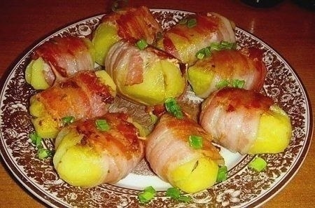 Рецепт: Картофель с мясной начинкой запеченный в беконе