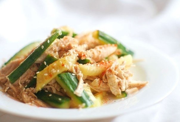 Рецепт: Легкий салат из огурцов и курицы Рецепт: Легкий салат из огурцов и курицы