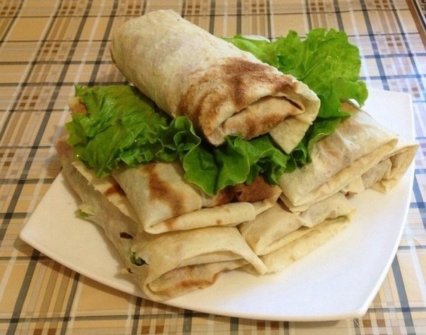 Рецепт: Летняя закусочка из лаваша и жаренной курочки. Рецепт: Летняя закусочка из лаваша и жаренной курочки.
