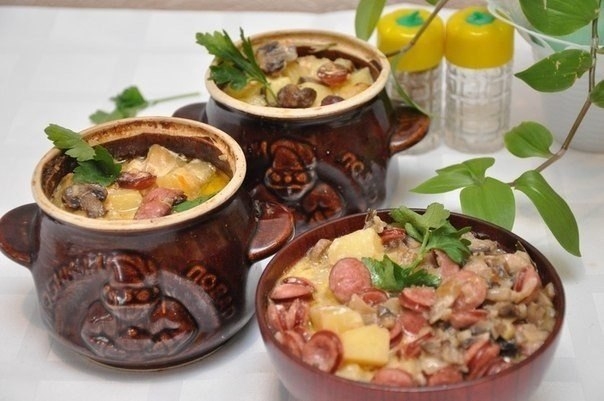Рецепт: Охотничьи колбаски с картофелем в горшочках
