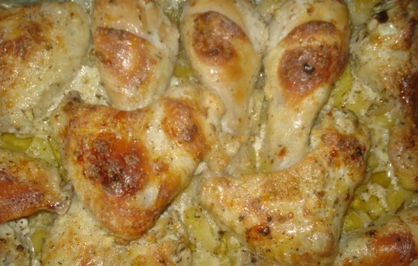 Куриные ножки в сметане с картошкой. Куриные ножки в сметане с картошкой.