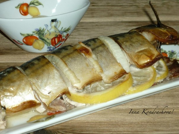 Скумбрия с луком и лимоном в духовке. Скумбрия с луком и лимоном в духовке.