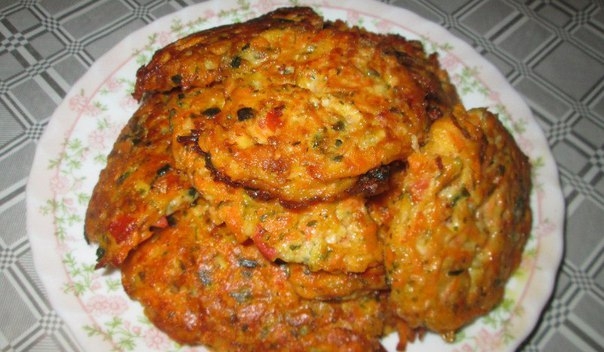 Овощные котлетки с сыром (морковь, сладкий перец, помидоры, лук зелёный, зелень разная, соль, специи Овощные котлетки с сыром (морковь, сладкий перец, помидоры, лук зелёный, зелень разная, соль, специи