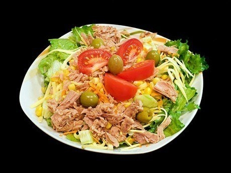 Салат из тунца, маслин и помидоров с соусом ромеско.