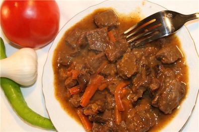 Мясо тушеное с морковью. Мясо тушеное с морковью.