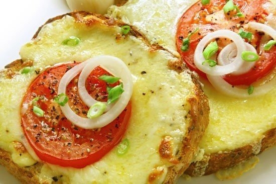 Горячие бутерброды с сыром и помидорами. Горячие бутерброды с сыром и помидорами.