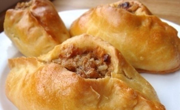 Расстегайчики из слоеного теста с мясом. Ингредиенты:
