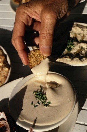 Фалафель с рукколой и йогуртовой заправкой с тахини. Фалафель с рукколой и йогуртовой заправкой с тахини.