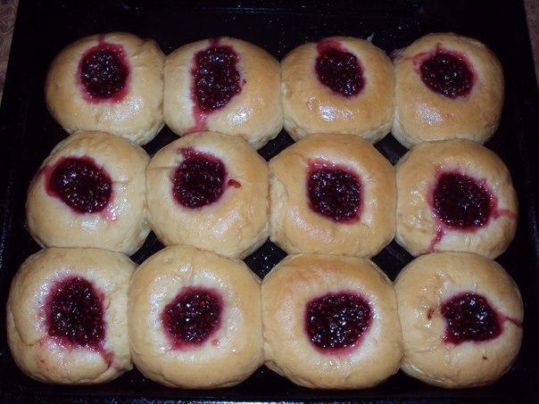 ВАТРУШКИ С МАЛИНОЙ 2.5 ст. кипятка 0,5 ст. раст.масла 1 ч.л.соли 3 ст.л.сахара ВАТРУШКИ С МАЛИНОЙ 2.5 ст. кипятка 0,5 ст. раст.масла 1 ч.л.соли 3 ст.л.сахара