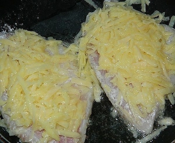 Рыбка в хрустящей картофельной корочке вполне может стать одним из наиболее любимых блюд в вашей сем Рыбка в хрустящей картофельной корочке вполне может стать одним из наиболее любимых блюд в вашей сем