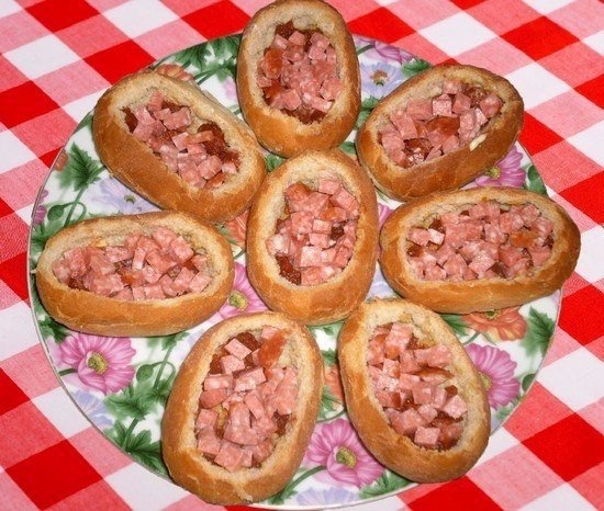 Фаршированные булочки с яйцами и колбасой Фаршированные булочки с яйцами и колбасой